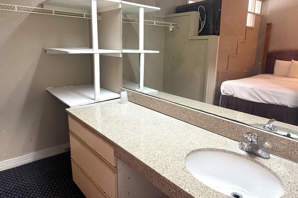 Suite, Non Smoking (2 King Beds) - Photo 8