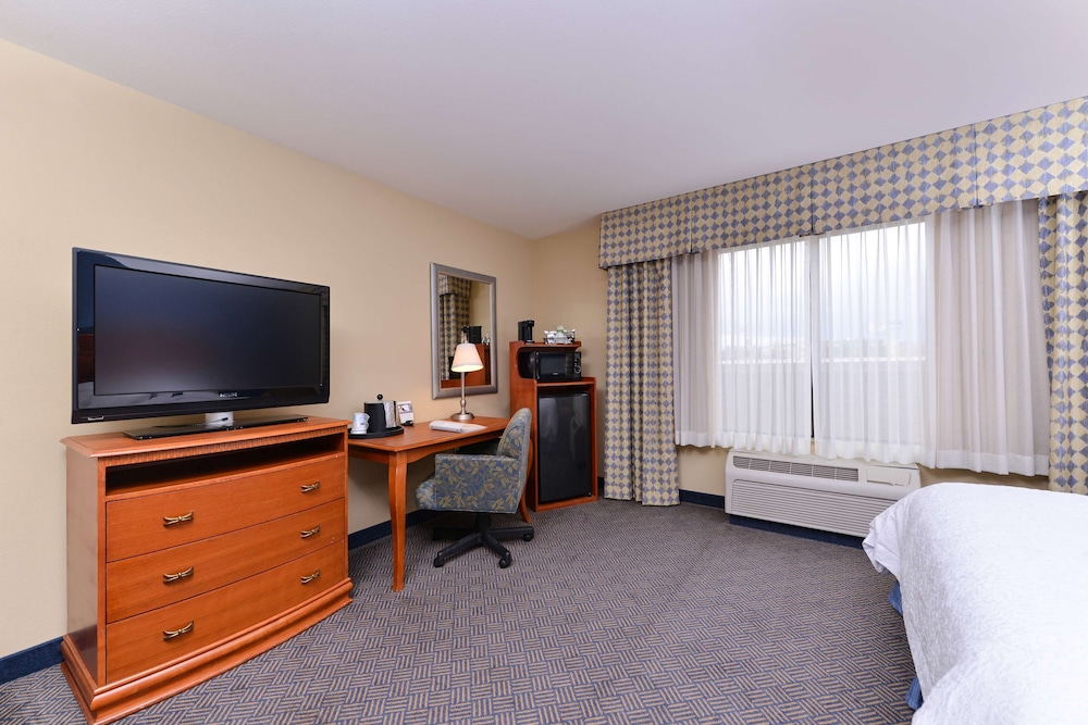 Room, 1 King Bed, Refrigerator - Photo 1