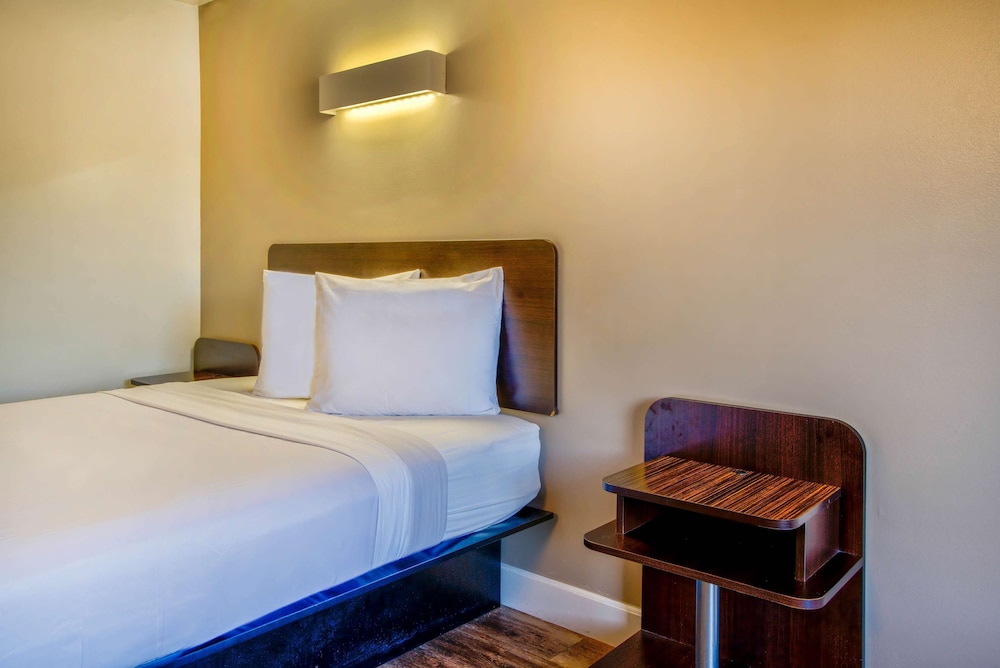 Deluxe Room, 1 Queen Bed, Non Smoking photo 2
