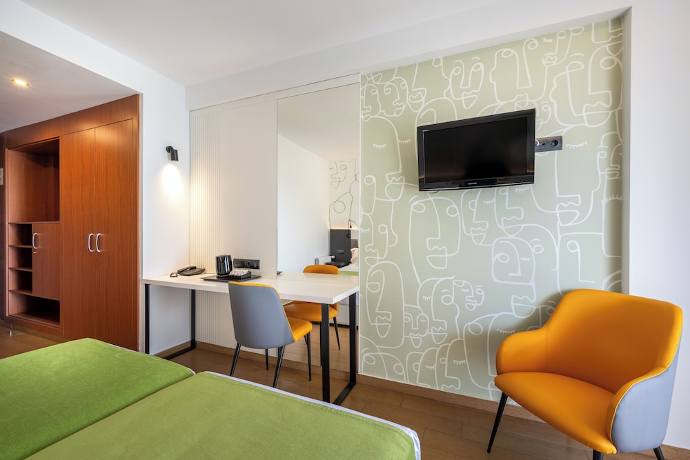 Premium Room, Terrace, Pool View - Photo 4