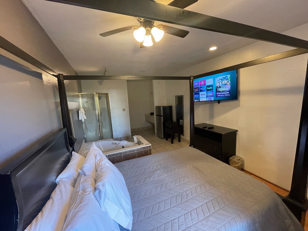 Romantic Single Room, 1 Queen Bed, Hot Tub, Garden View photo 3