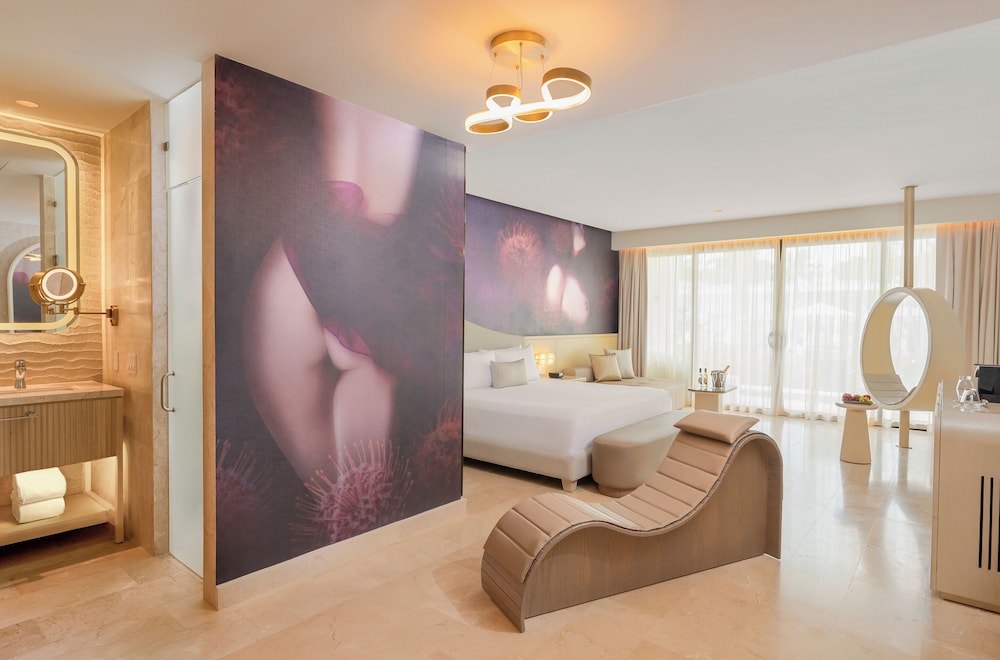 Beloved Tropical View Swim- up Suite