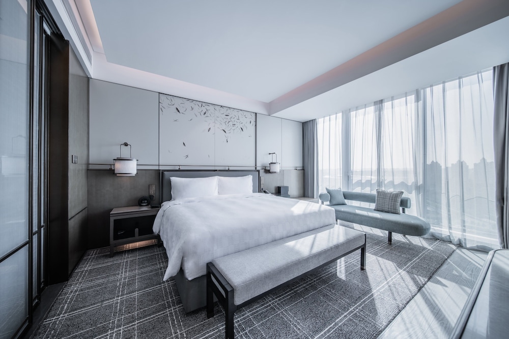 Suite, 1 Bedroom, Club Lounge Access (Walk-In Shower)