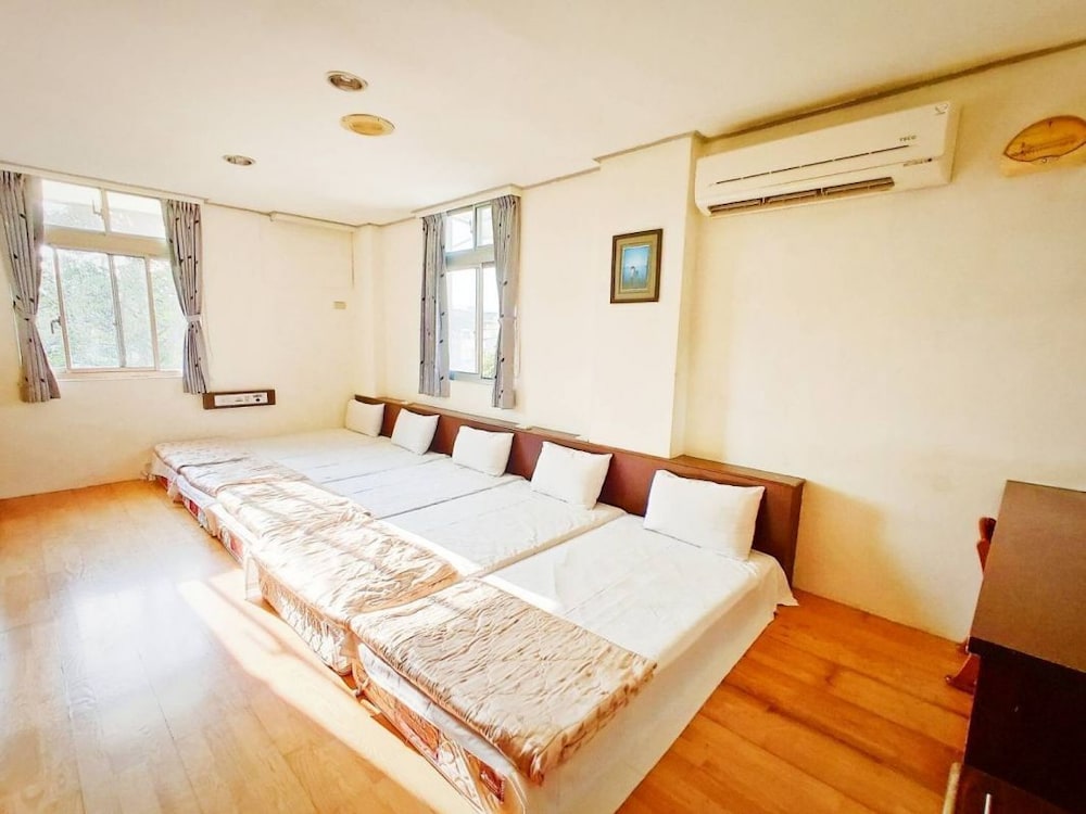 Standard Room, Multiple Beds - Photo 1
