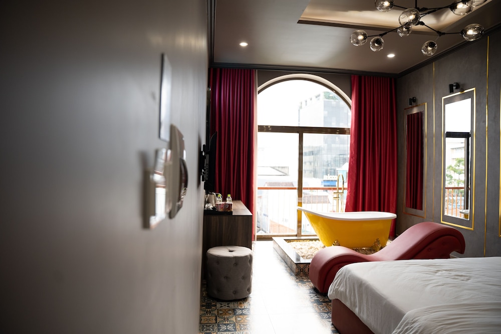 Honeymoon Room - Photo 5