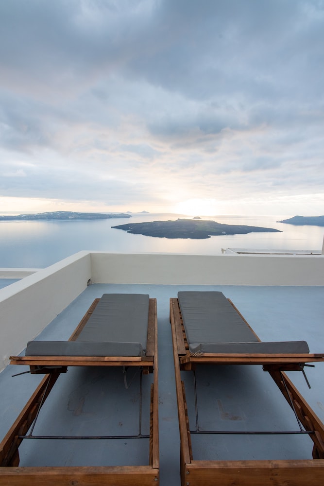 Deluxe Cliff Suite with Caldera View and Outdoor Hot Tub - Photo 12