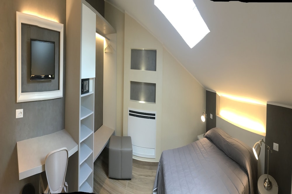 Double or Twin Room - Photo 7