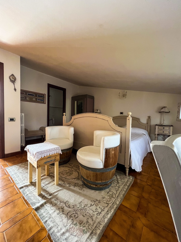 Deluxe Double Room, 1 Queen Bed, Private Bathroom, Garden View photo 3