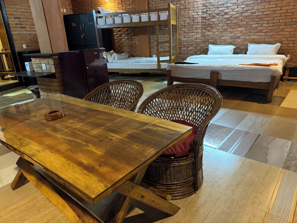 Peaceful Deluxe Apartment with Lake View & Kitchen photo 2