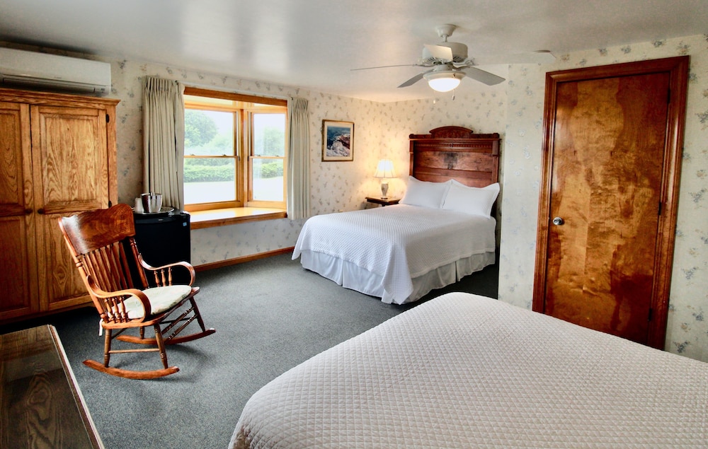 Room, 2 Queen Beds, Non Smoking, Garden View