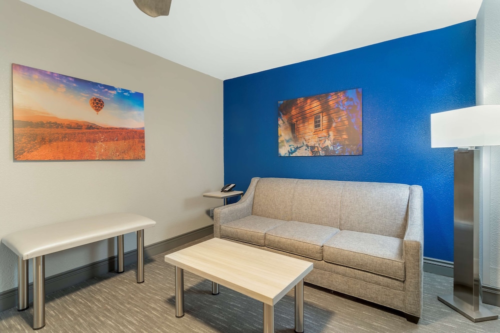 Suite, 2 Queen Beds, Non Smoking, Refrigerator & Microwave (with Sofabed) - Photo 3