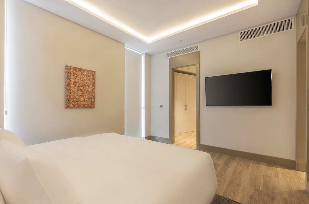 Executive Suite - Photo 1