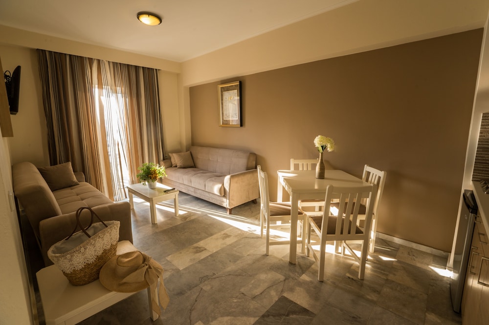 Duplex, 2 Bedrooms, Partial Sea View