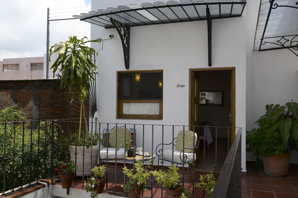 Suite - Photo 10