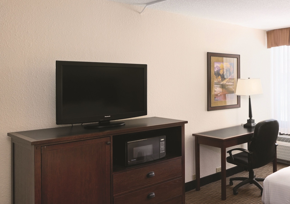Standard Room, 2 Queen Beds (Classic Double-Queen) - Photo 5