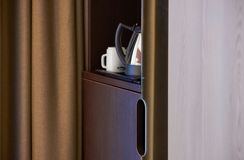 Deluxe Room, 1 Queen Bed (Water View) thumbnail 5
