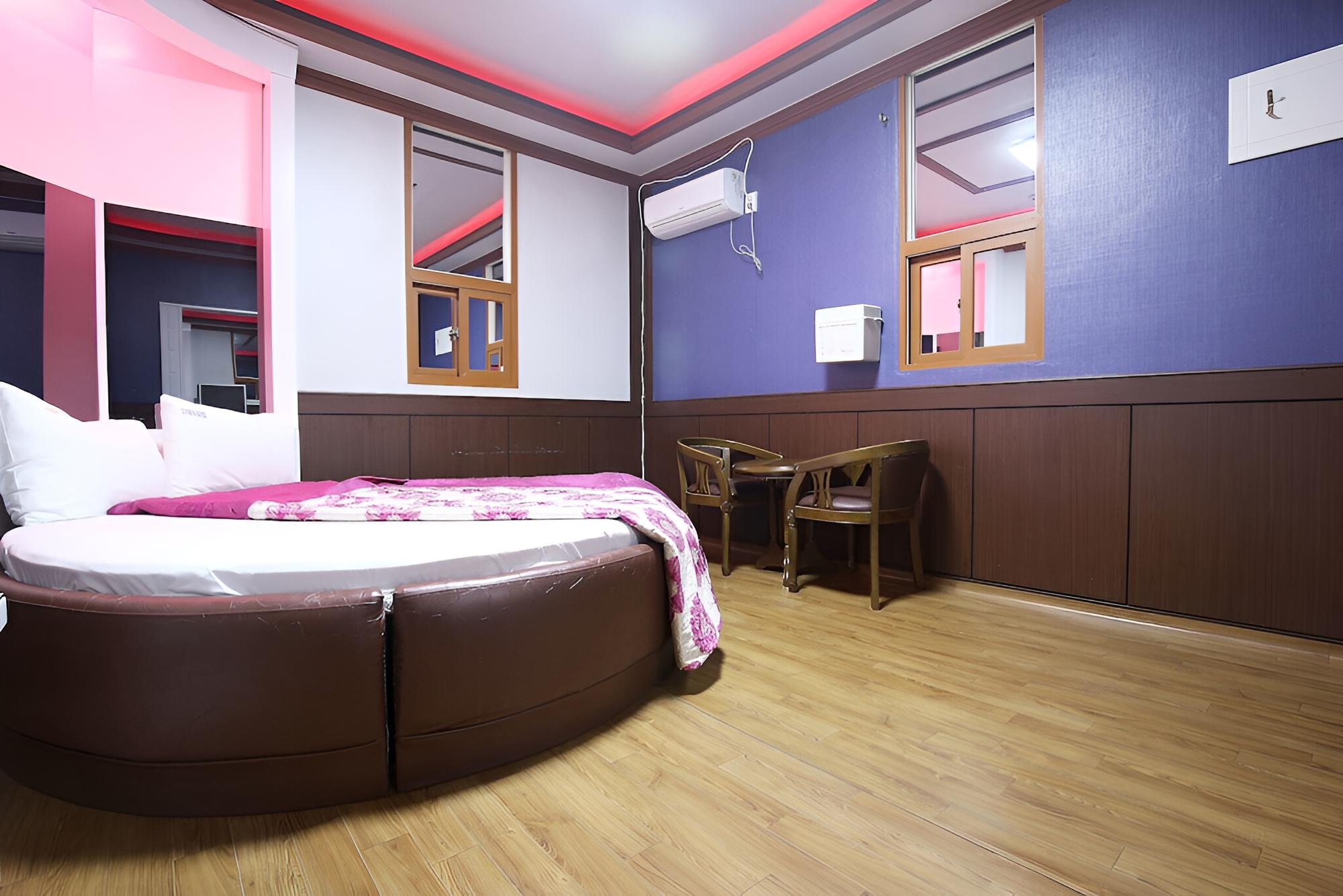 Room (Standard Room (One Bed)) photo 1