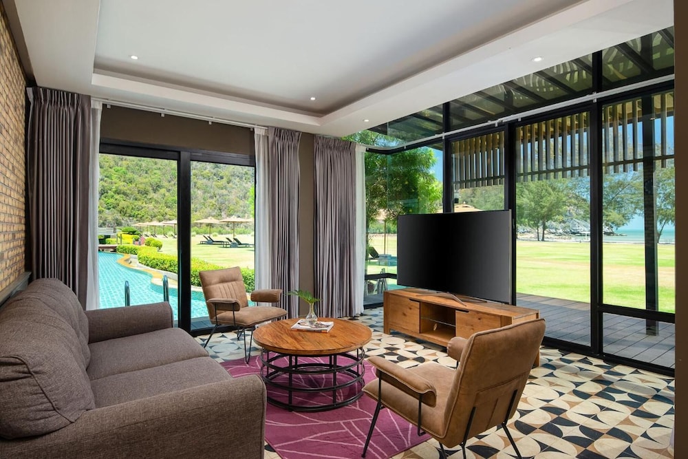Suite, 3 Bedrooms, Pool Access photo 3