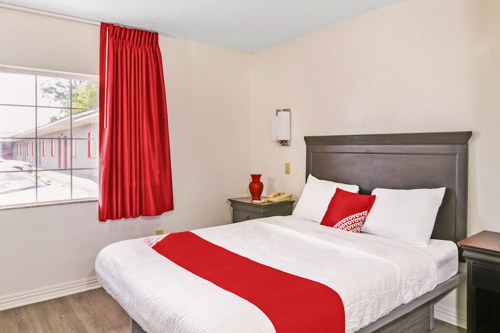 Room, 1 Queen Bed, Smoking - Photo 4
