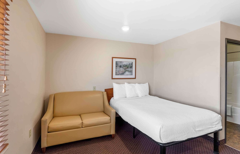 Deluxe Studio, 1 Queen Bed with Sofa bed, Non Smoking, Refrigerator & Microwave photo 1