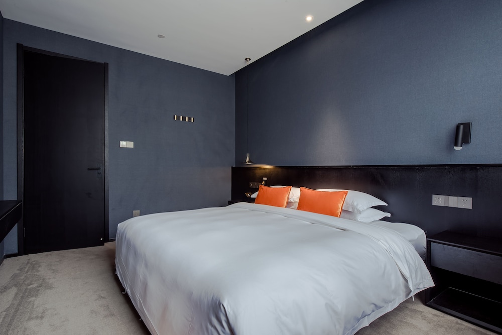 Two-Bedroom Suites with Two King Beds and Two Bathrooms