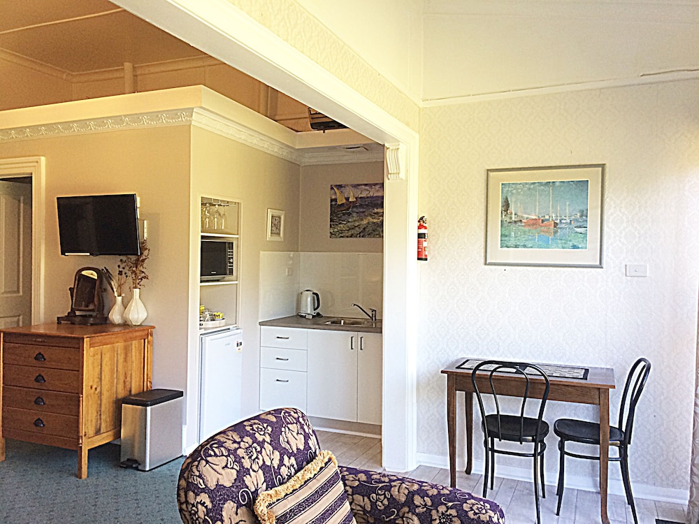 Deluxe Studio Suite, 1 King Bed, Kitchenette, Harbor View photo 2