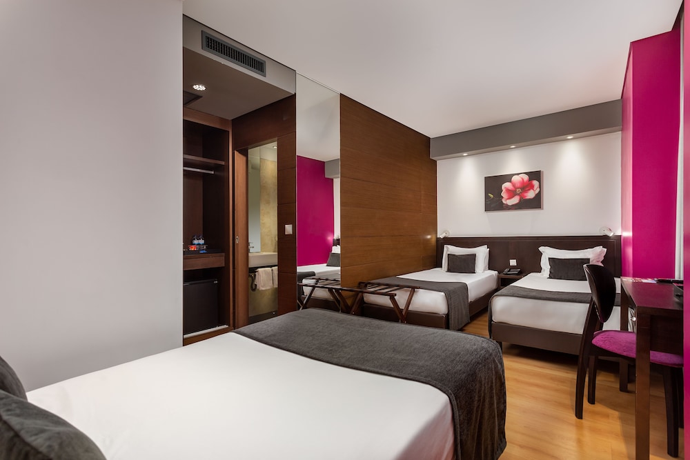 Family Twin Room thumbnail 6