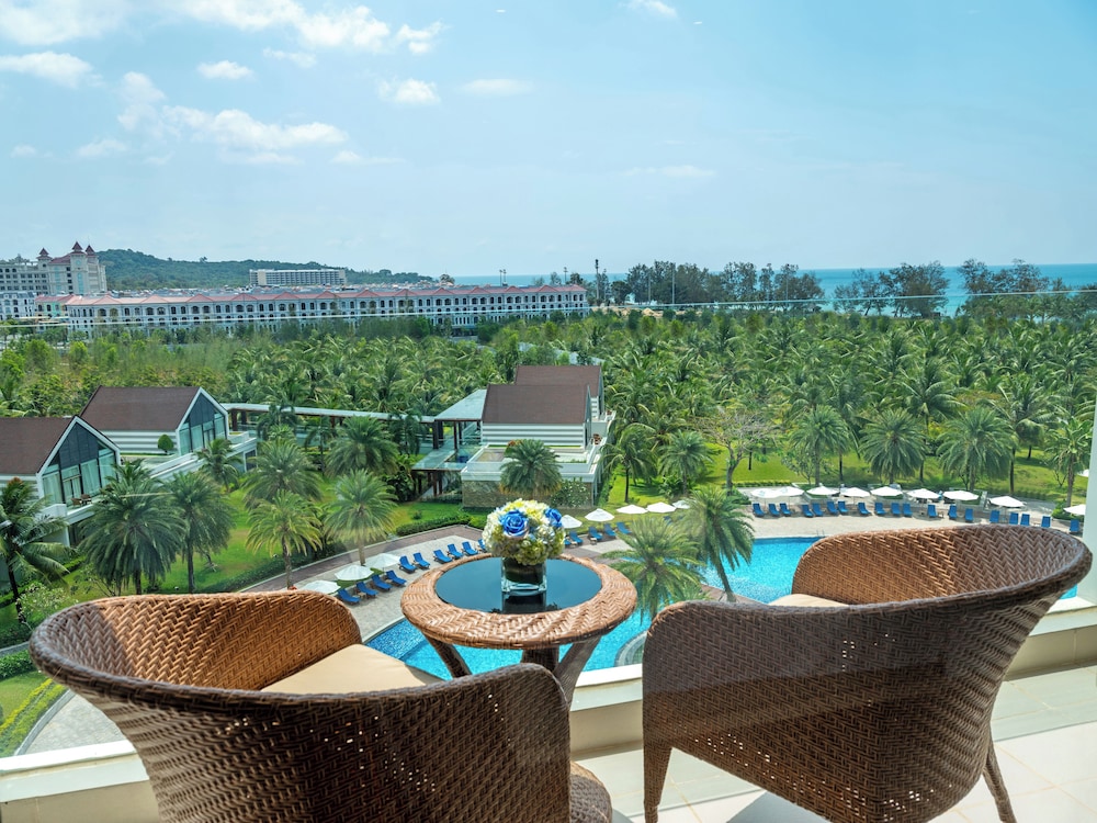 Deluxe Room, Pool View photo 3