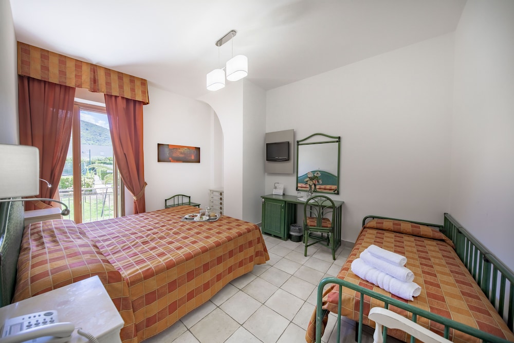 Classic Triple Room - Photo 1