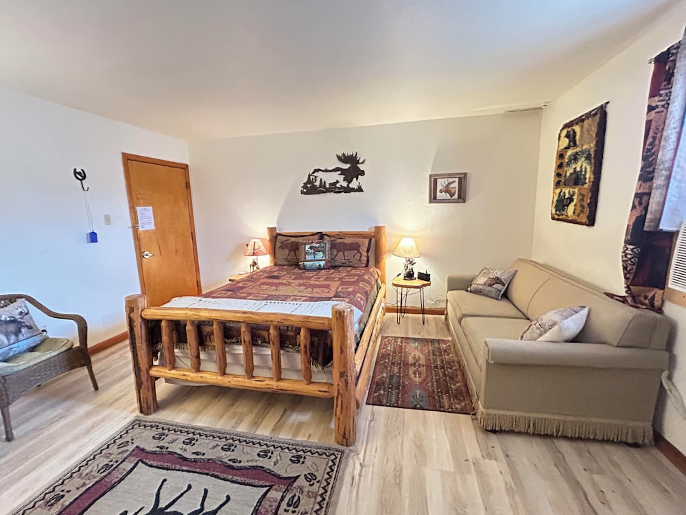 Suite #6, Deluxe Studio Suite, 1 Queen Bed, Kitchenette, Ground Floor photo 2