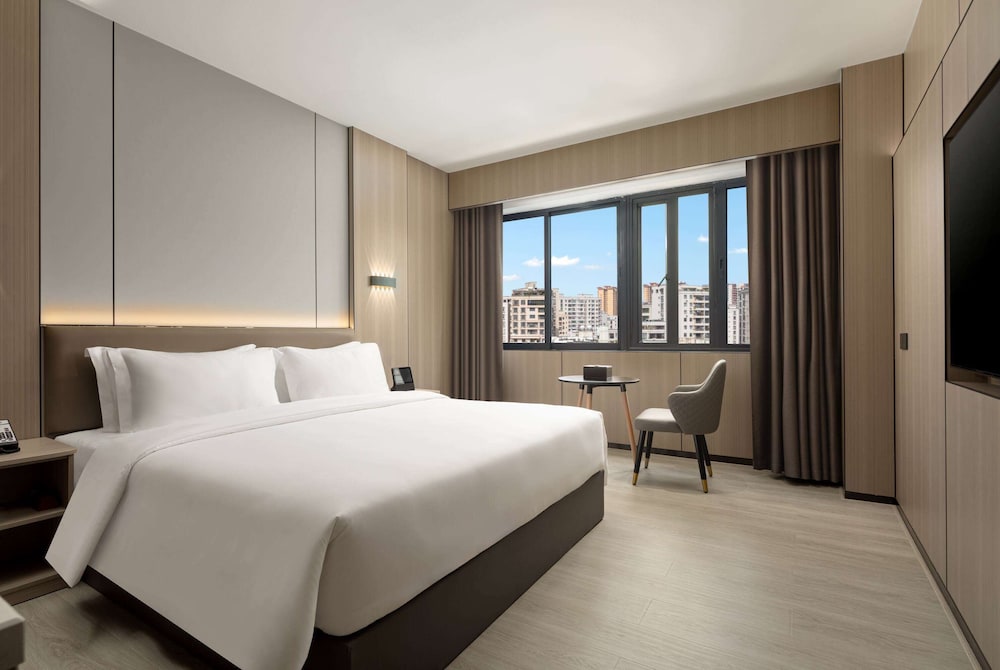 Deluxe Room, 1 King Bed, Non Smoking photo 1