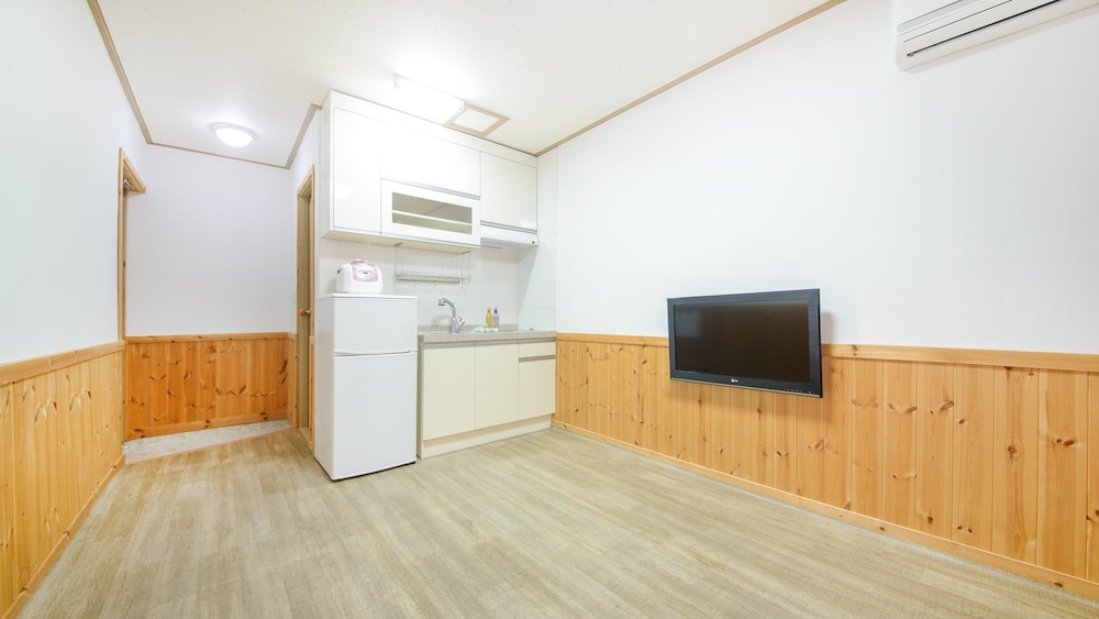 Basic Room, 1 Bedroom (A202) - Photo 7