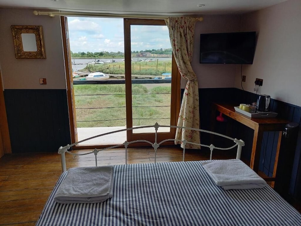 Classic Double Room, Ensuite, Marina View photo 2