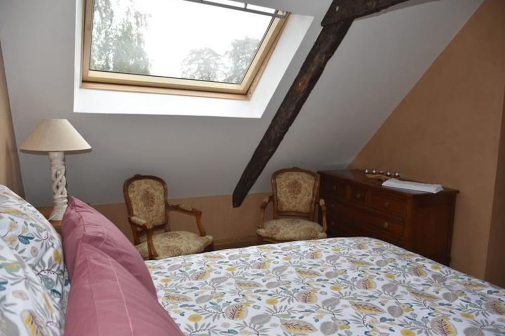 Double Or Twin Room, Shared Bathroom (Champagne) photo 3