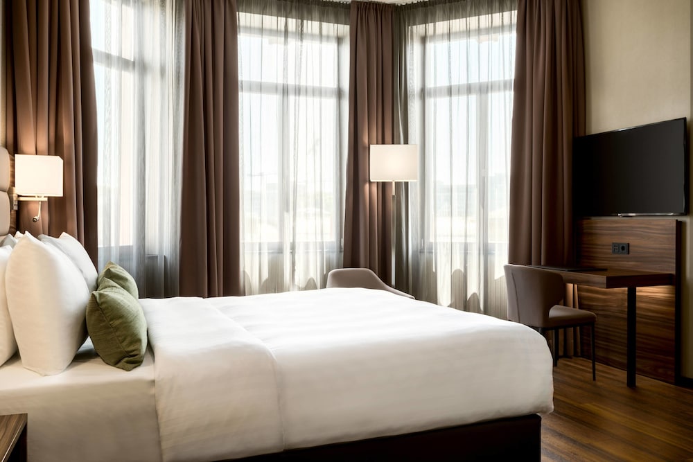 Deluxe Room, 1 King Bed, Non Smoking, City View