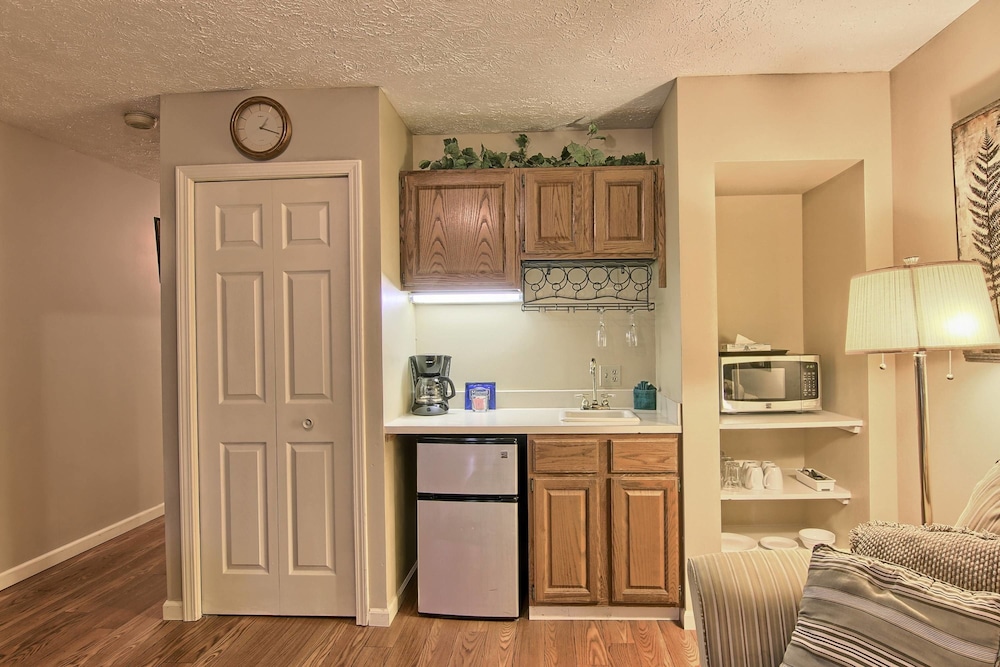 Senior Condo, 1 King Bed with Sofa bed, Accessible photo 2