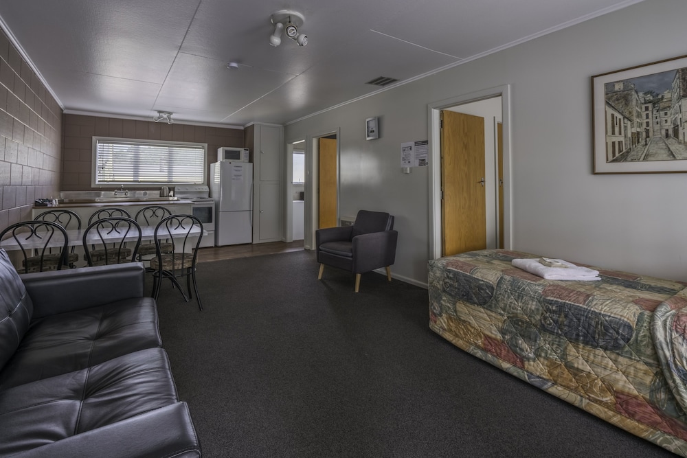 Standard Suite, 2 Bedrooms, Non Smoking, Kitchen (Large Unit) photo 2