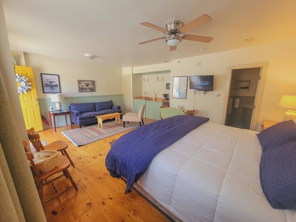 Studio, 1 King Bed with Sofa bed (The Isaac Evans) photo 1