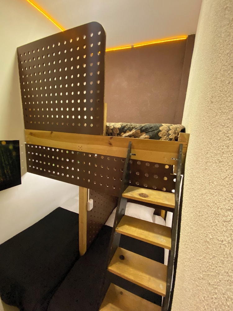 Economy Shared Dormitory, Shared Bathroom