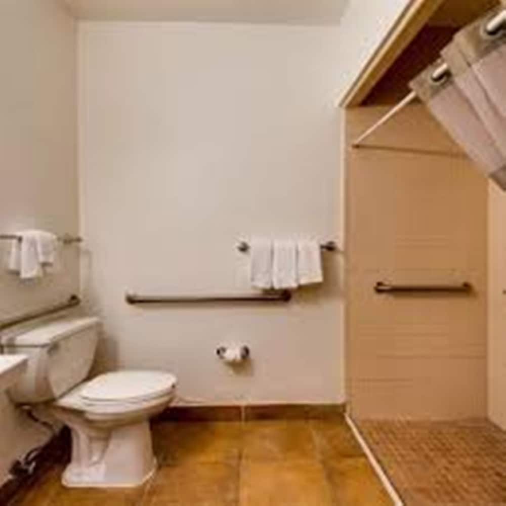 Standard Room, 1 Queen Bed, Accessible, Smoking photo 3