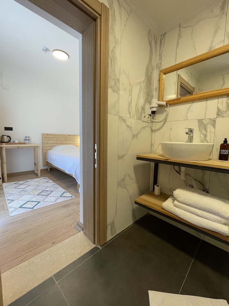 Standard Triple Room - Photo 8