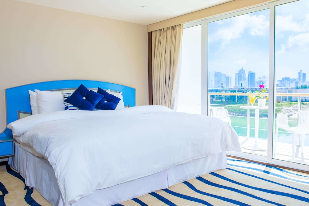 Junior Suite, 1 Queen Bed, Beach View, Beachfront photo 1