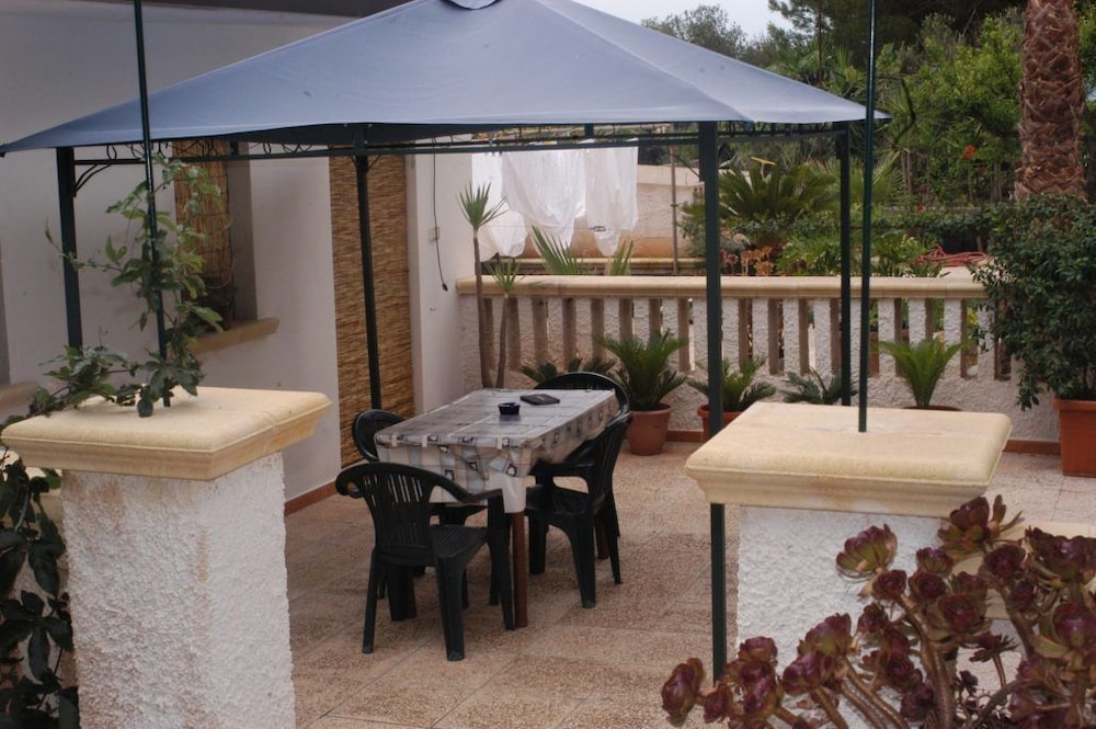 Basic Studio, 1 Bedroom, Kitchenette, Courtyard Area photo 2