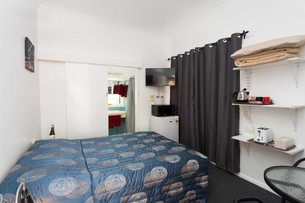 Queen Room photo 2