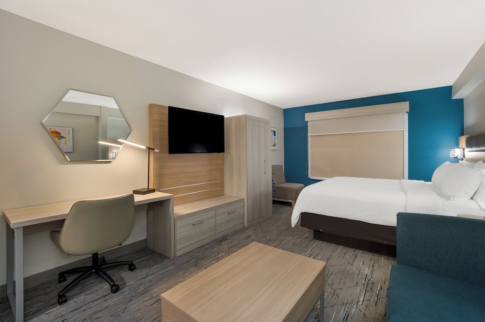 Suite, 1 King Bed, Accessible (Communications) - Photo 4