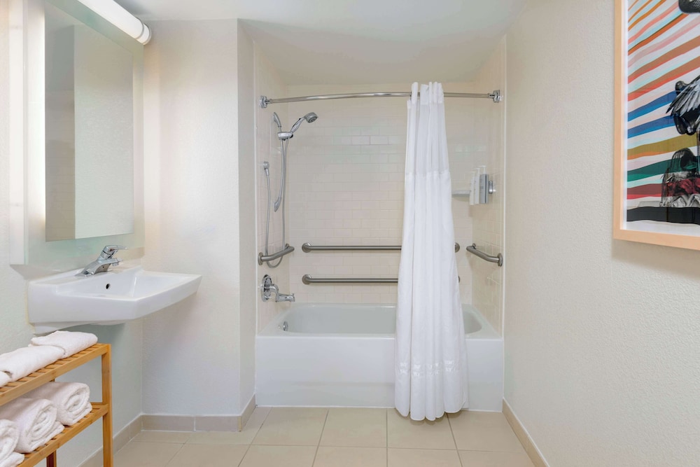 Studio, 1 King Bed, Accessible, Bathtub (Mobility & Hearing) - Photo 4