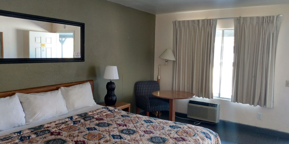 Deluxe Room, 1 King Bed (Second Floor) photo 3