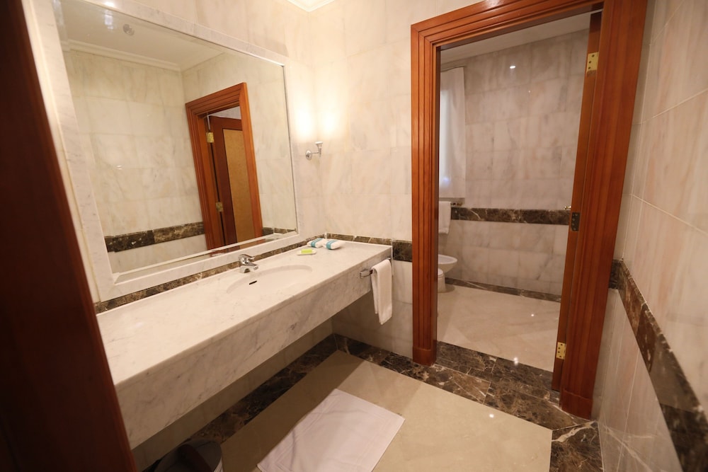 Executive Suite, 1 King Bed with Sofa bed - Photo 5