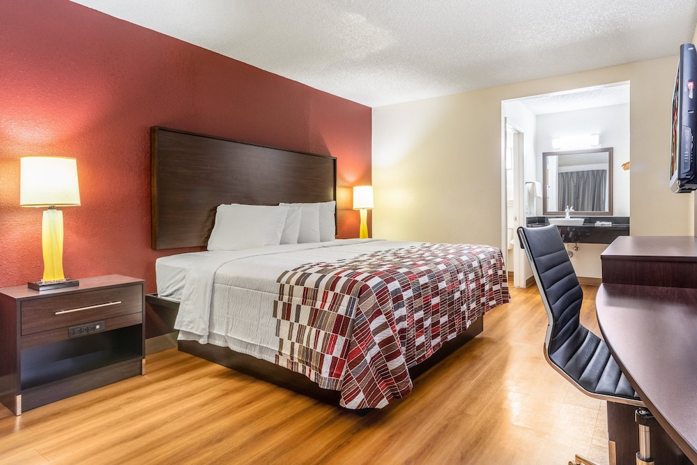 Deluxe Room, 1 King Bed, Non Smoking - Photo 3