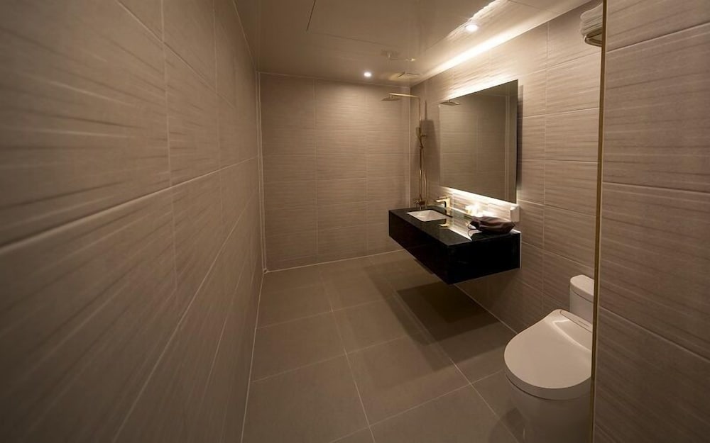 Basic Suite - Photo 6